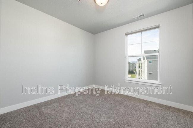 Building Photo - 654 N Emery Dr