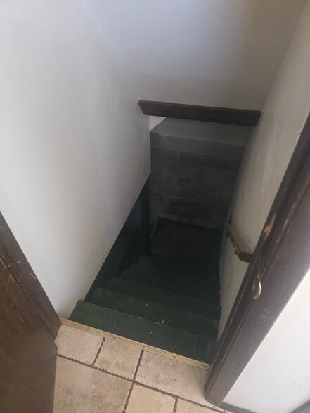 Stairs to basement foyer - 1001 Romayne Ave