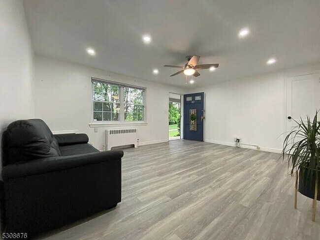 Building Photo - 82 Clark Ct