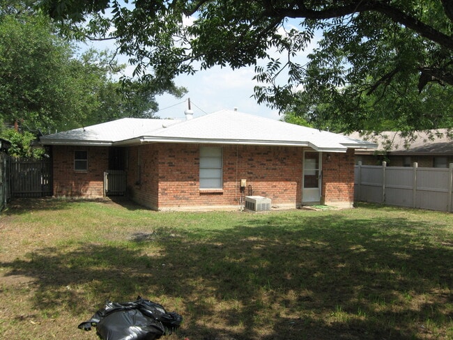 Building Photo - 1213 Park St