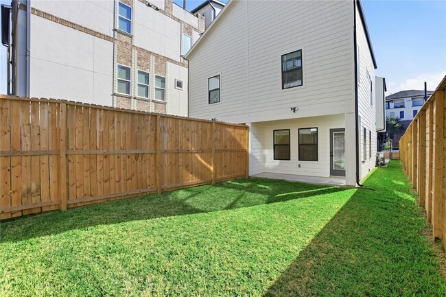 Building Photo - 712 Delano St