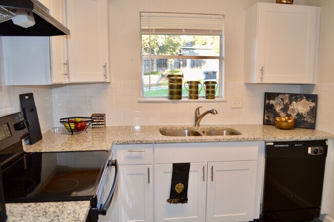 Primary Photo - Beautifully remodeled 4 bedroom 2 bath hom...