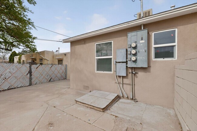 Building Photo - 714-714 Madison St NE