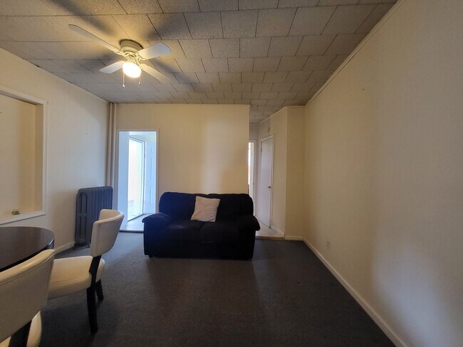 Building Photo - 902 N 5th St