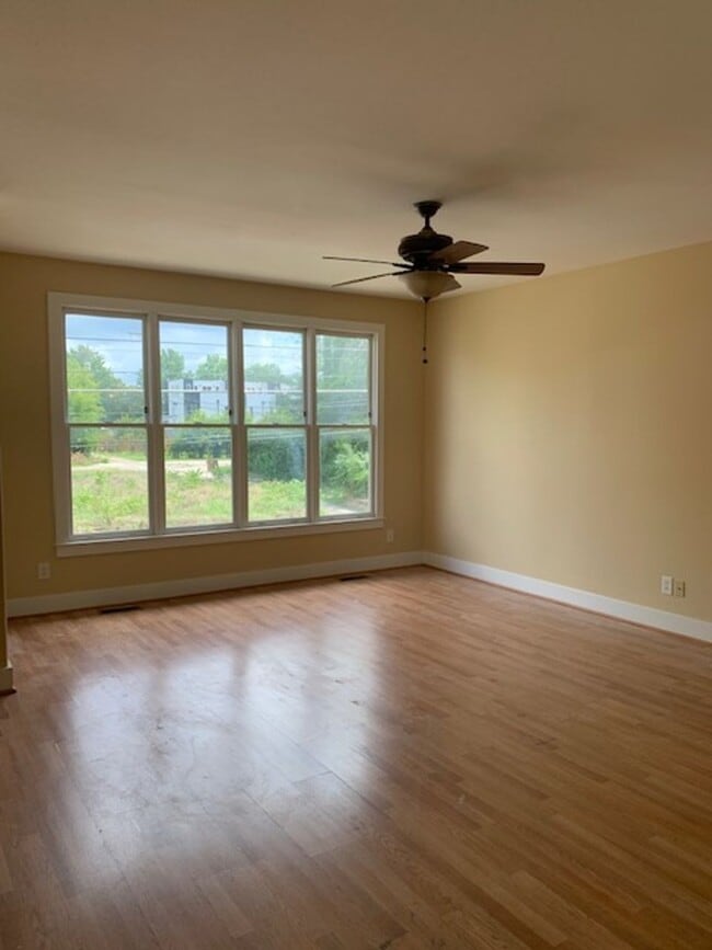 Building Photo - 1037