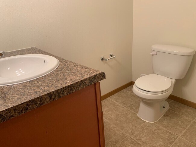Building Photo - Spacious 4 Bedroom Townhome in Great Neigh...