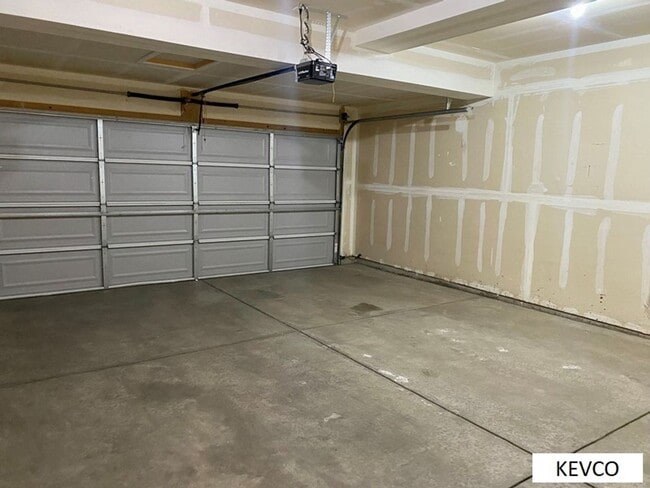 Building Photo - Lovely Newer Townhouse