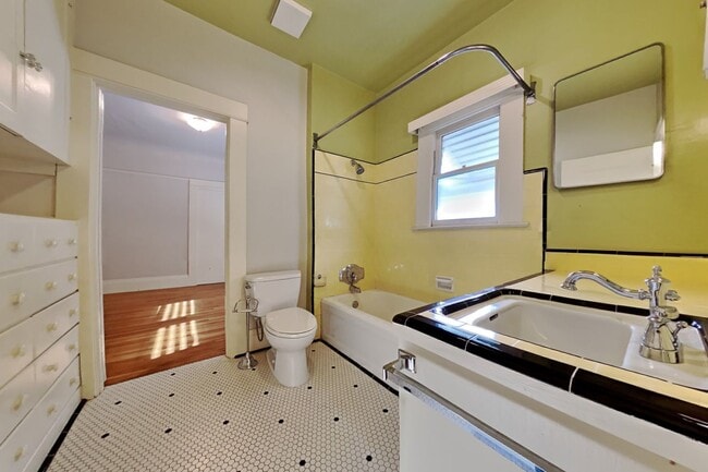 Building Photo - Charming Lank Park Bungalow