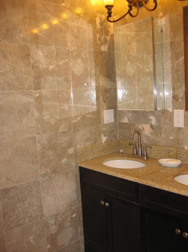 Building Photo - 2805 Fallbrook Ln