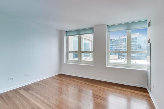 Building Photo - 345 N La Salle Dr