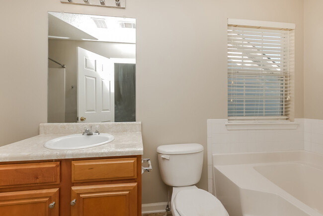 Building Photo - Spacious 4 Bedroom Atlanta Home