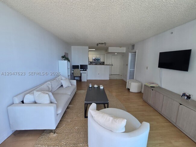 Building Photo - 1155 Brickell Bay Dr