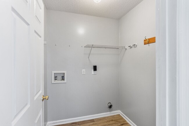 Building Photo - 3 BED | 2 BATH | NEWLY RENOVATED