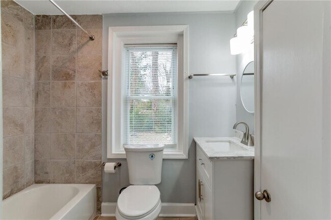 Building Photo - 2545 White Oak Dr