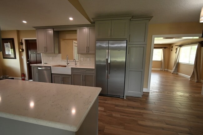 Building Photo - 985 Quail Run