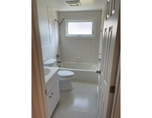 Building Photo - 5 Franzone Dr