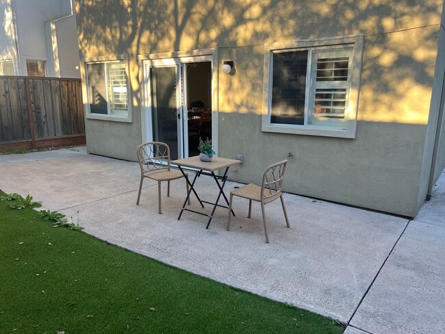 Building Photo - Charming Home in Las Palmas Community