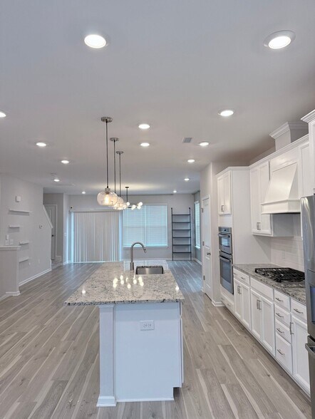 Building Photo - 1000 Manorhaven Dr