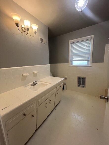 Building Photo - 2110 Summitt Ave