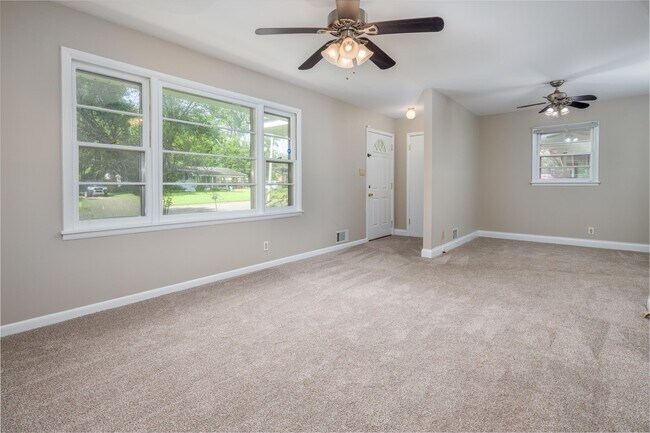 Building Photo - 2004 Rosewood Dr NW