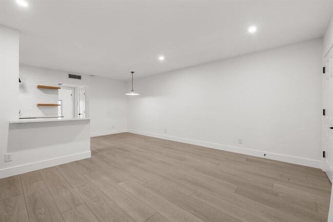 Building Photo - 505 W 7th St