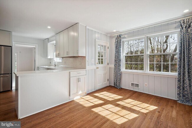 Building Photo - 5801 Hillburne Way