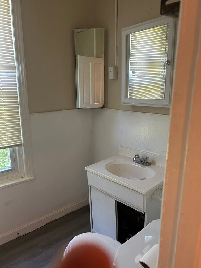 Building Photo - Germantown 2BR w/porch and yard