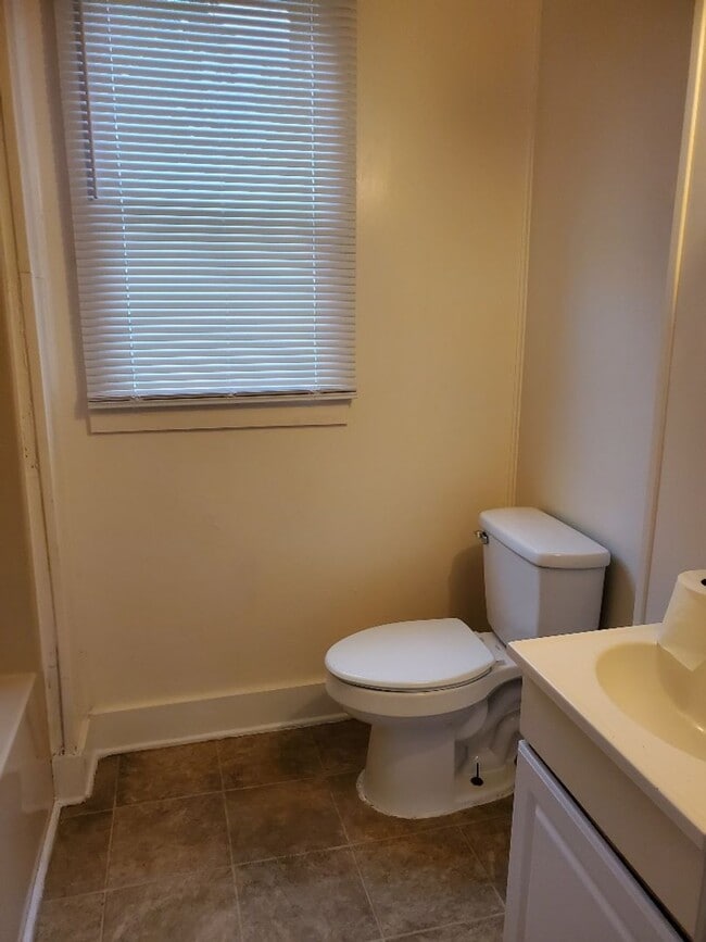 Building Photo - Spacious Downstairs Apartment