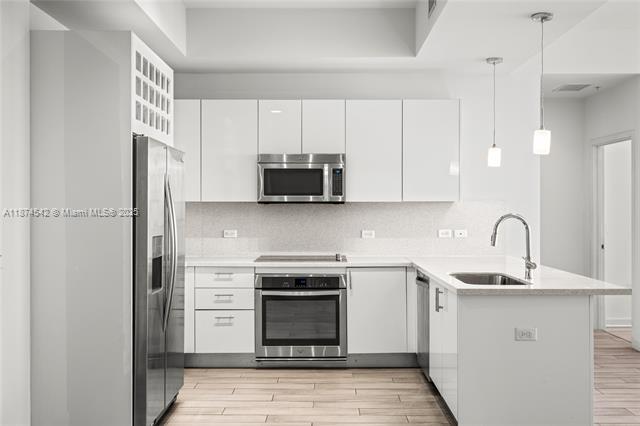 Building Photo - 999 SW 1st Ave