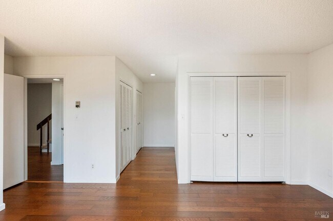 Building Photo - 121 Knoll Pl