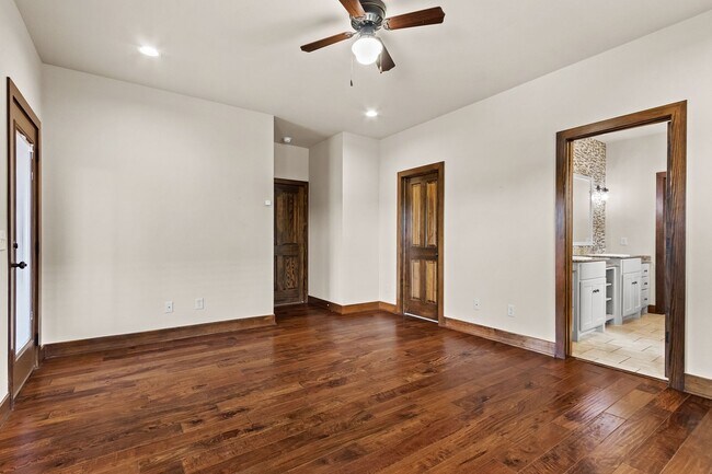 Building Photo - Prime Fayetteville Location with Easy Access to Amenities!