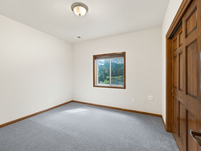 Building Photo - Exceptionally Spacious in the Pointe!
