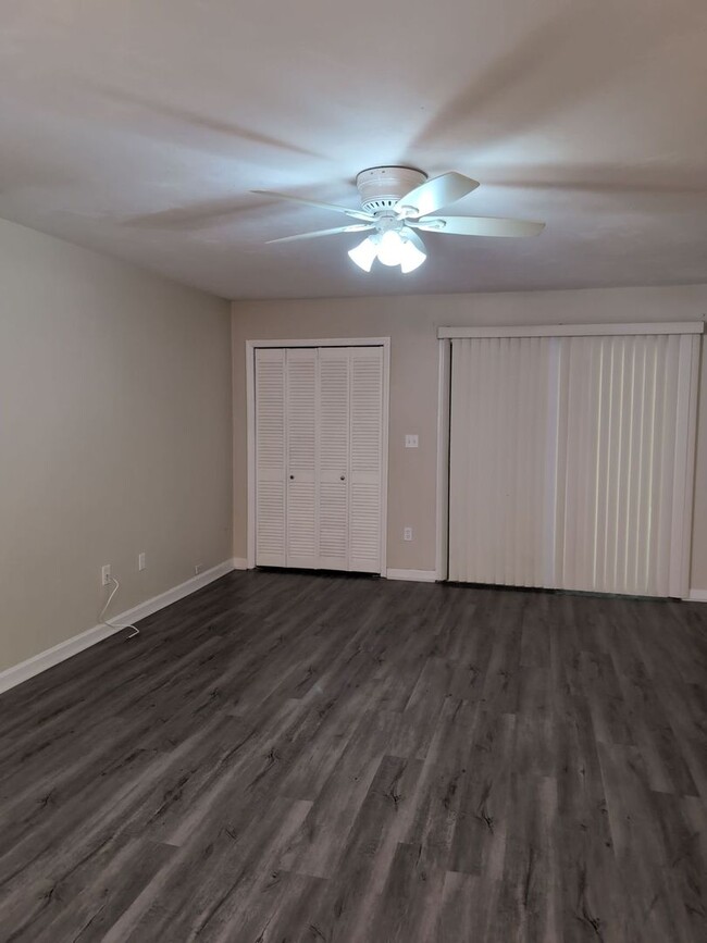 Building Photo - Sublease, Cul-de-sac townhome with nice sc...