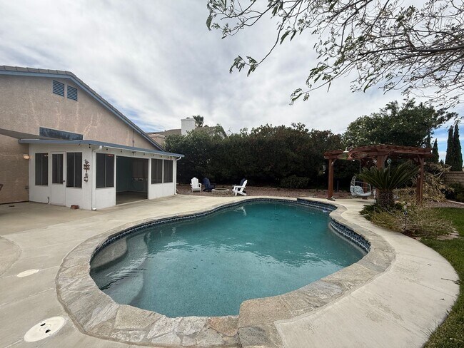 Building Photo - Quartz Hill 3 Bedroom 2 Bathroom