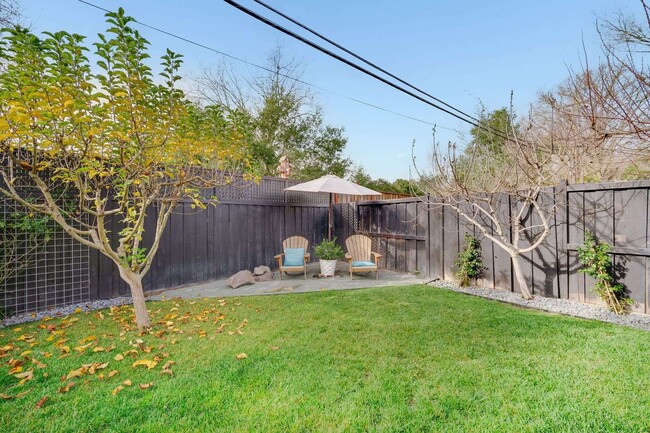 Building Photo - Stunning Mid-Century Modern 3bed/2.5 bath ...