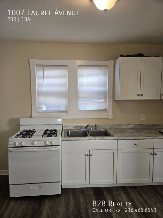 Building Photo - 1007 Laurel Ave