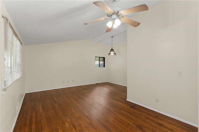 Building Photo - 2132 Fairway Cir NE