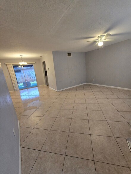 Building Photo - 3413 Sherwood Dr