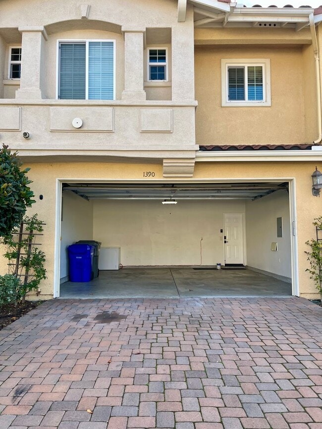 Building Photo - Beautiful 3 bed 2 bath townhome