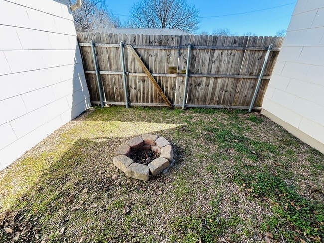 Building Photo - 601 Foster Pl