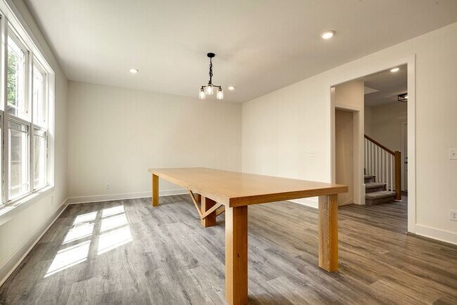 Building Photo - 420 Stonemeadow Rd