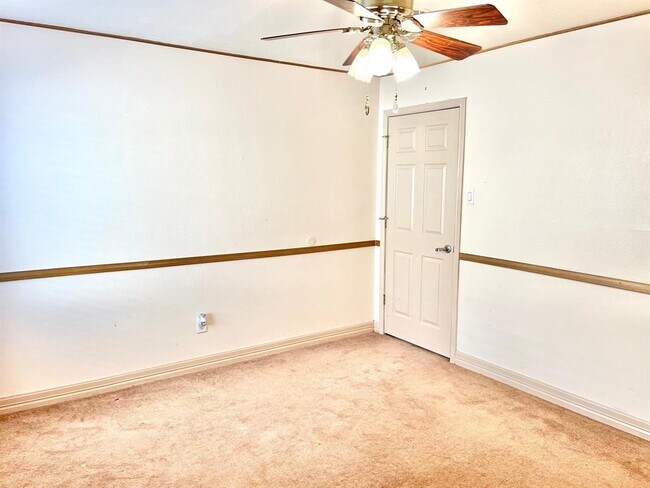 Building Photo - 3258 Meadway Dr