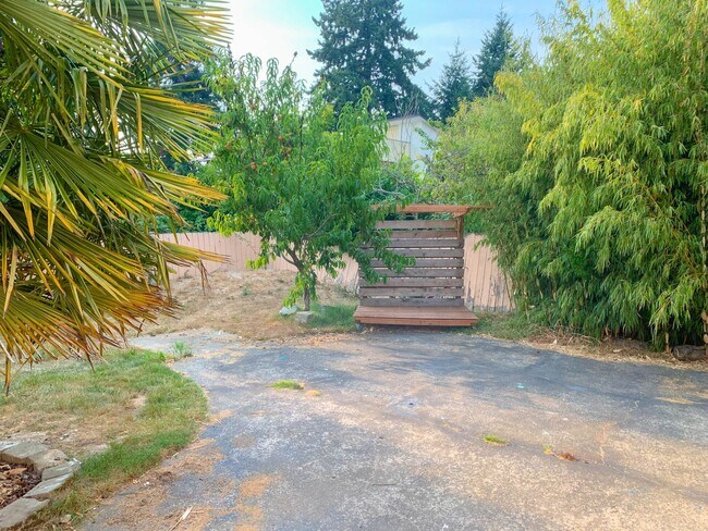 Building Photo - Spacious 4 bedroom house on a quiet North Ballard/Crown Hill  location