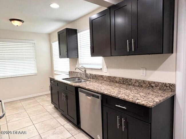 Building Photo - 38 Valhalla Ave