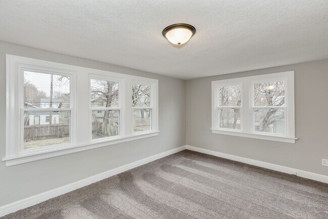 Building Photo - 544 S Poplar Dr