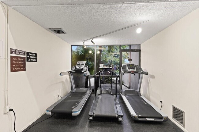Building Photo - 2106 S Cypress Bend Dr