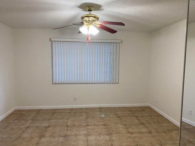 Building Photo - 925 Imperial Lake Rd