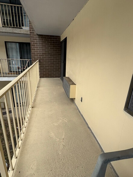 Building Photo - 2106 Kanawha Blvd E