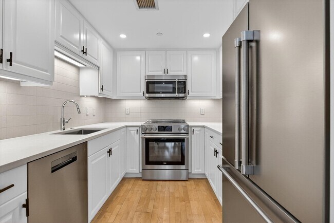 Primary Photo - 10 Bowdoin St