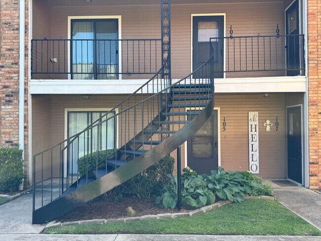 Building Photo - 400 South Town #105 - 2 bedroom Condo -POO...